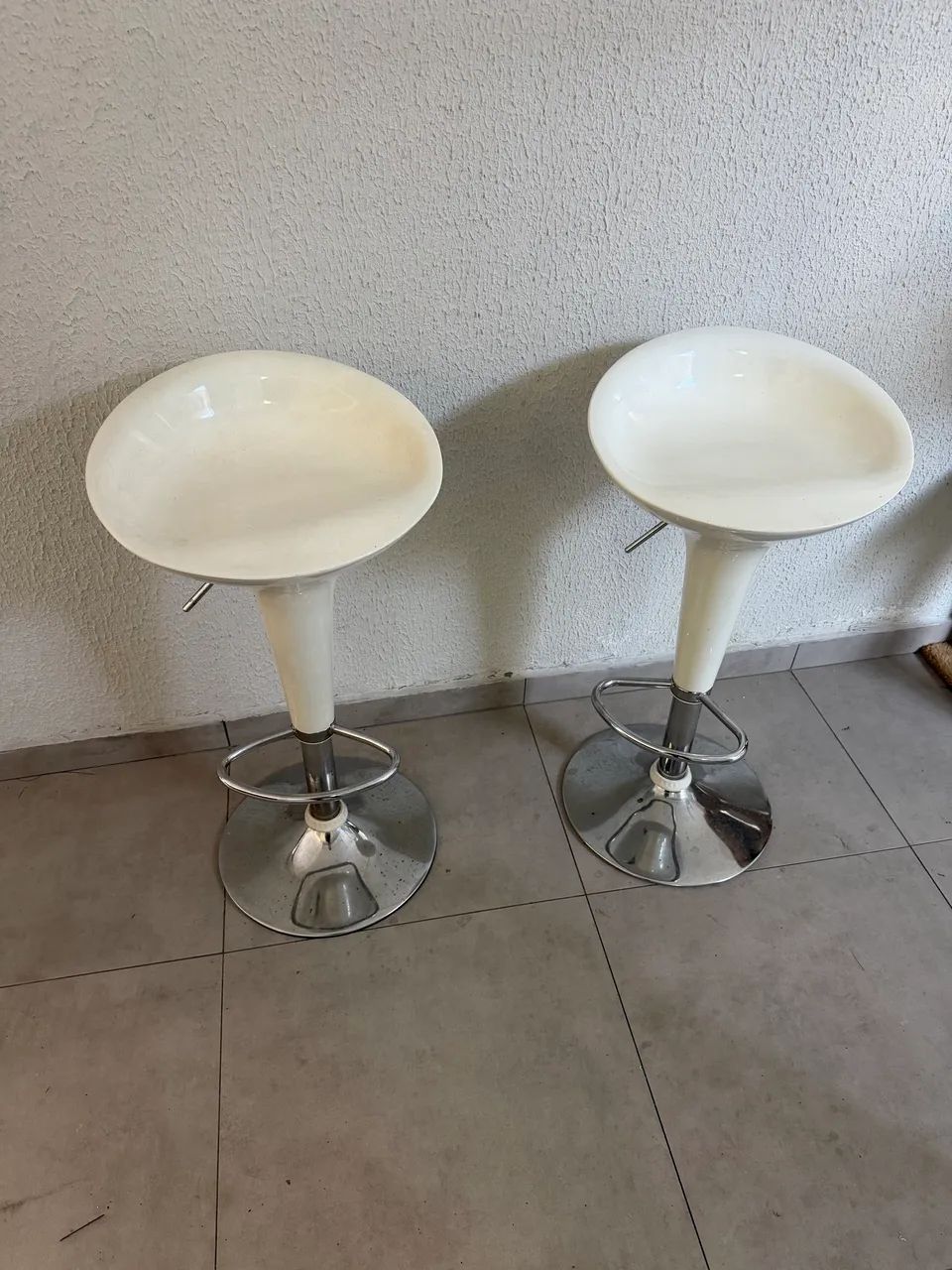 2 Banquetas brancas
