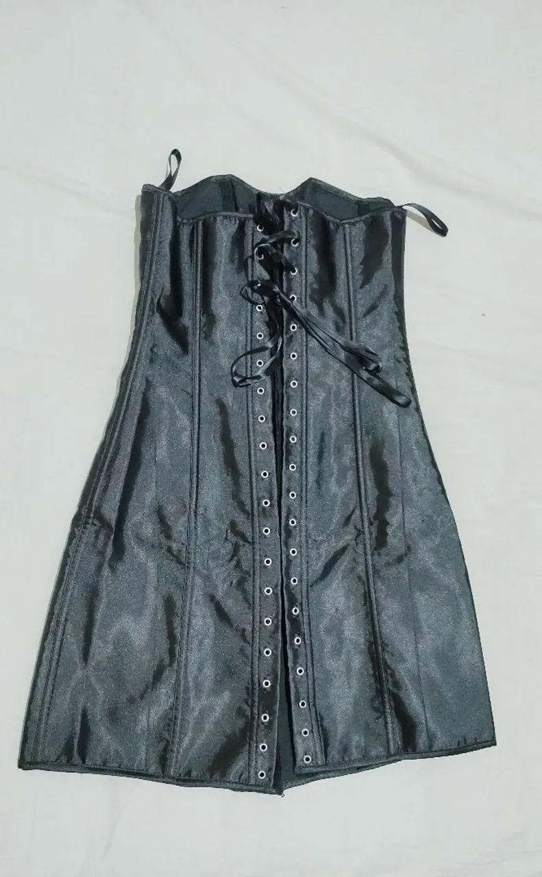 Vestido de cetim estruturado com barbatanas - Foto 2