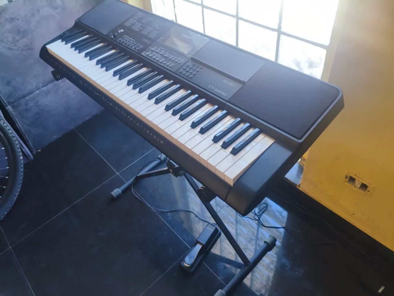 Teclado Casio ctx800 , com suporte e pedal , pouquíssimo tempo de