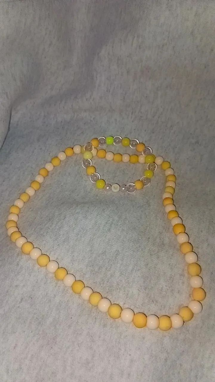 Conjunto pulseira amarelo com colar amarelo!?
