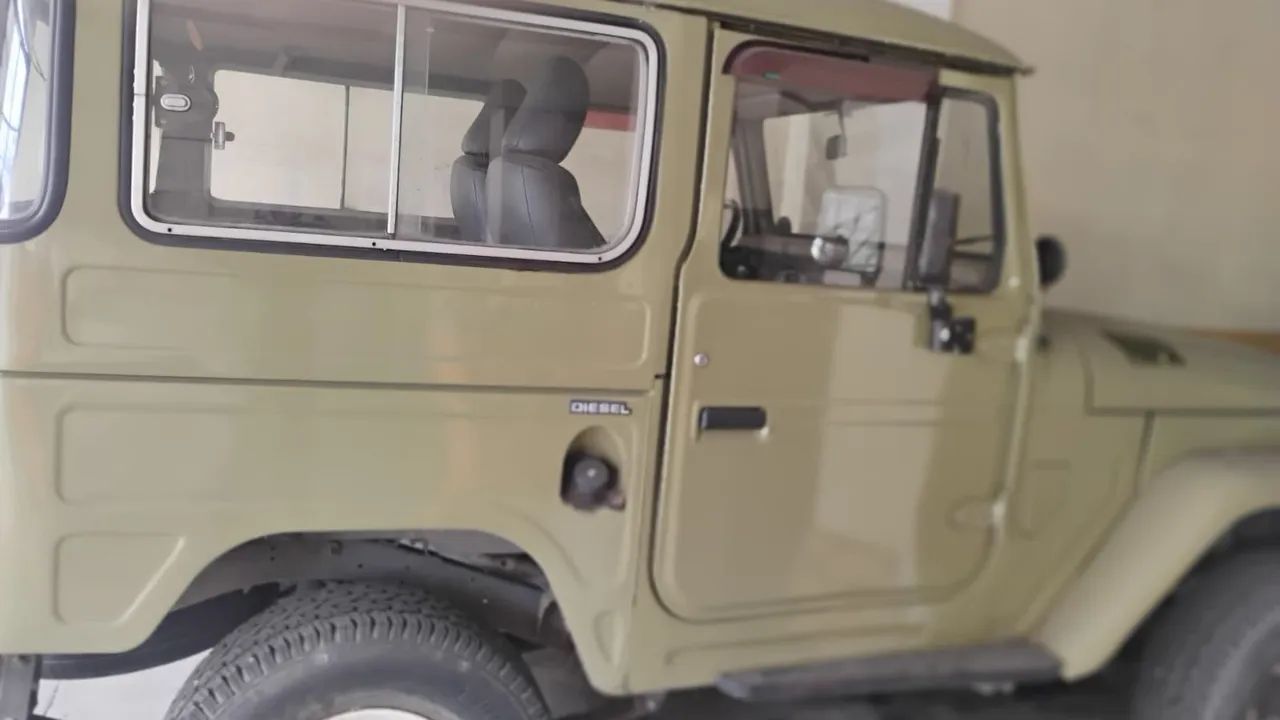 Toyota Band.Jipe Cap.de Aço Chas. Curto Diesel 1982