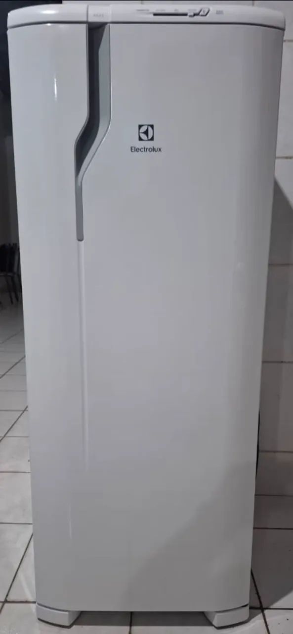 Geladeira Cycle Defrost Electrolux 240 Litros Degelo Prático Branco RE31 