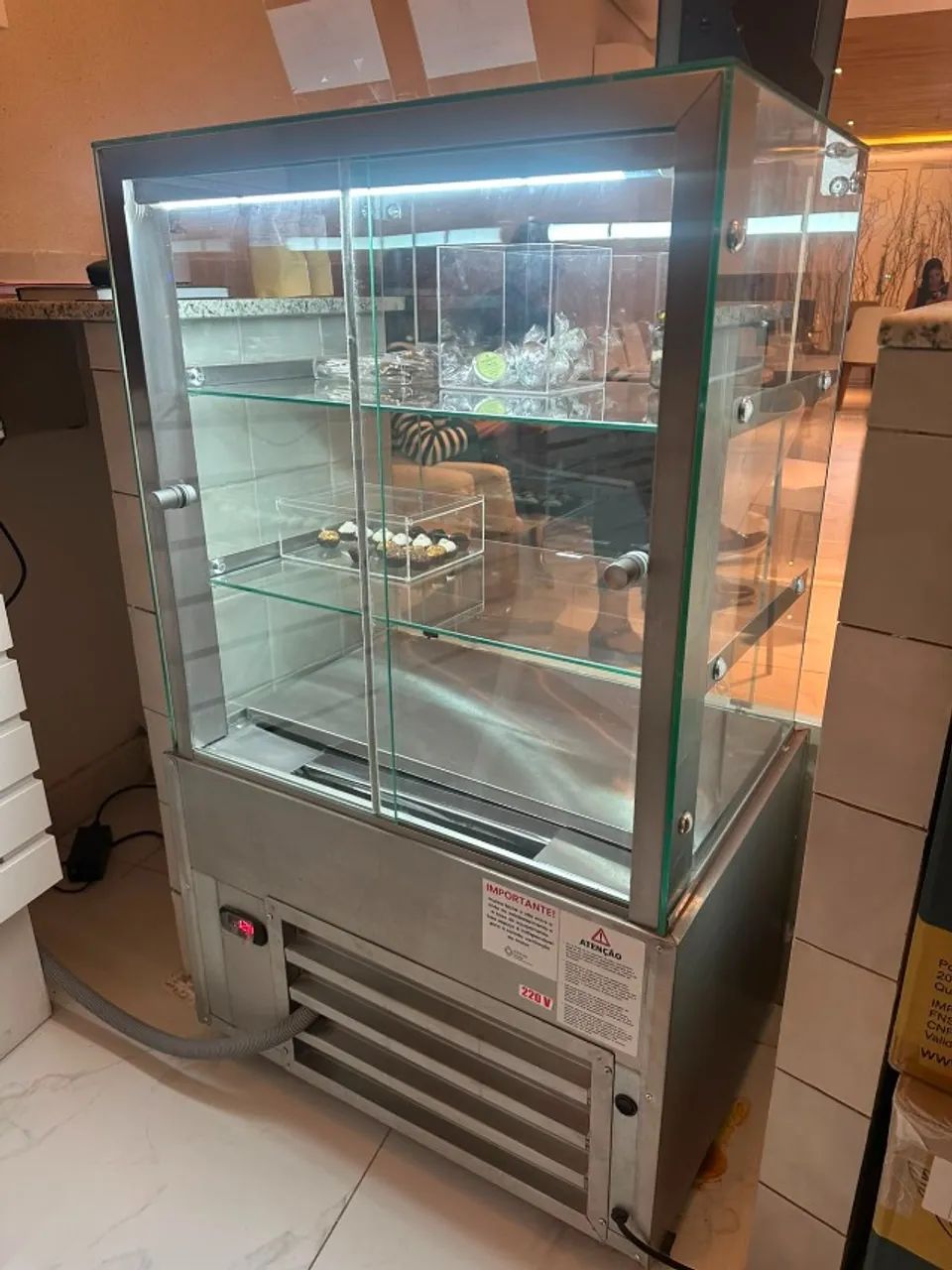 VITRINE REFRIGERADA com Vidro Aquecido 70CM - ESTADO DE NOVA - Foto 2