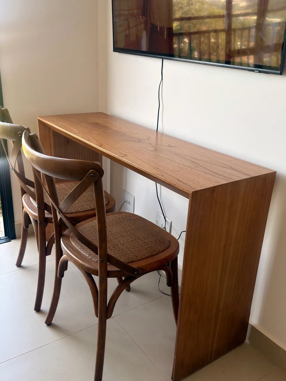 Mesa e cadeiras de madeira  - Foto 4