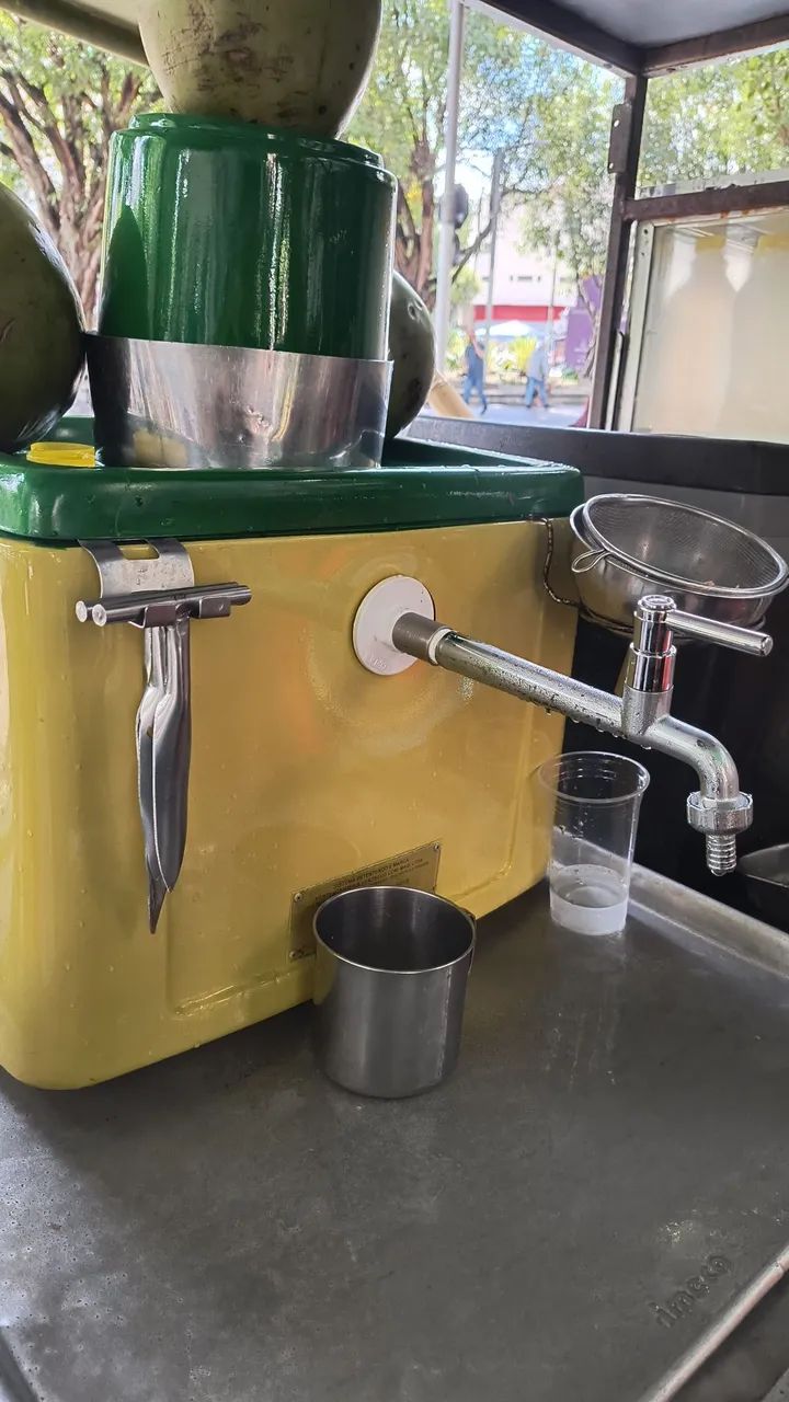 Carrinho para venda de água de coco. 