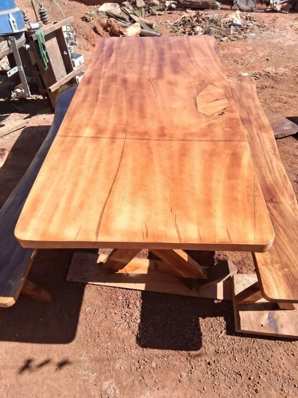 Mesa com bancos