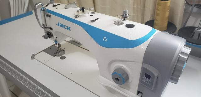 Máquina reta de costura nova