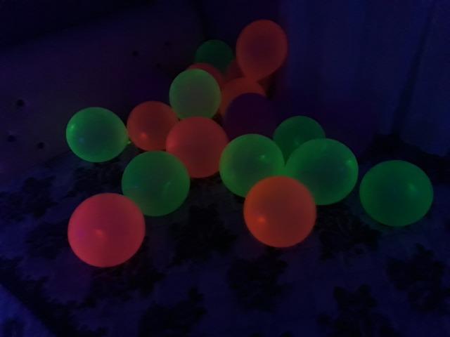 Balões Neon kit 25 unidades - brilha com luz negra( leia a descrição) - Foto 3