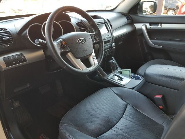 7 lugares Sorento! Versão top na cor branca! Pneus Novos! - Foto 12
