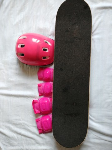 Kit skate infantil joelheira cotoveleira e capacete usado  - Foto 5