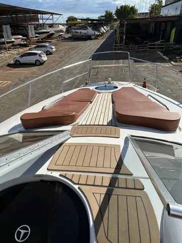 Lancha Triton Yachts 360 cabinada