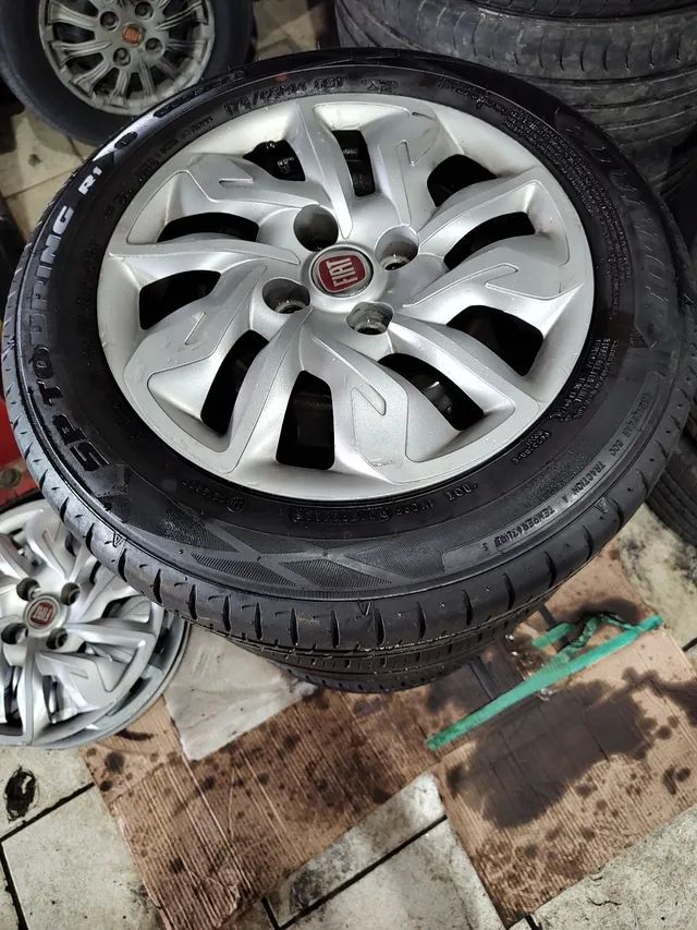 Rodas e pneus semi novos Fiat com carlotas original argo aro 14 pneus 175 65 14 <br><br>1.599$  - Foto 6