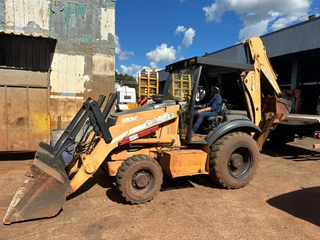 Retro escavadeira CASE 580M 4x4