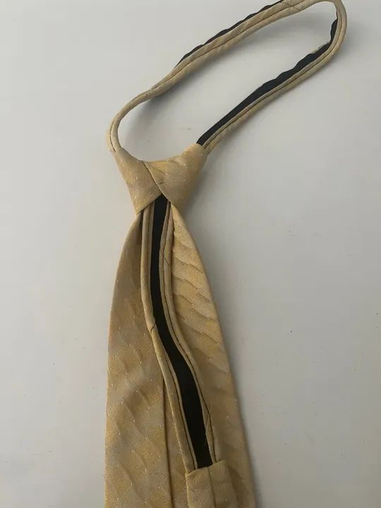 Gravata bege com nó pronto