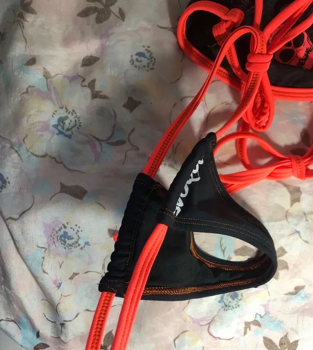 Biquíni Preto com Caveira e Laranja neon - Foto 5