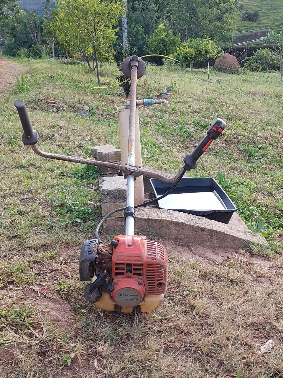 Vendo roçadeira husqvarna 143R .pouca usada
