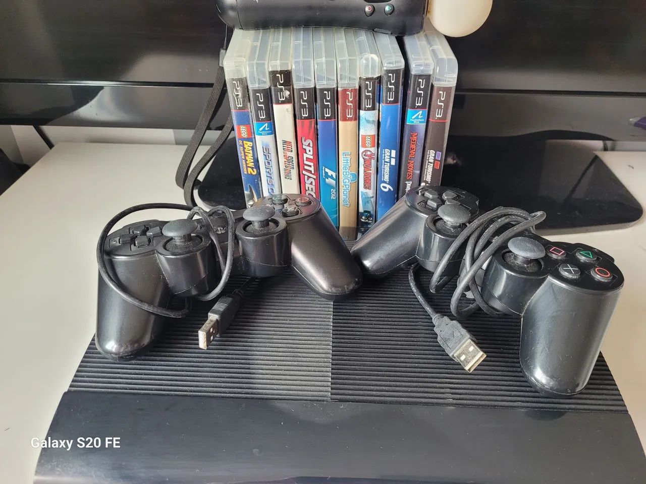 PS3 com jogos e controles