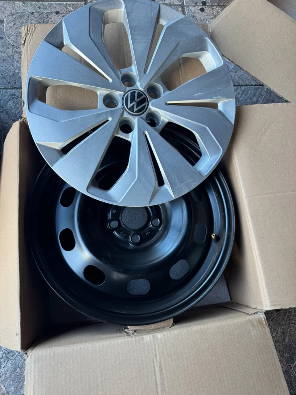 Vendo jogo de rodas de ferro aro 16com calotas 5 furos