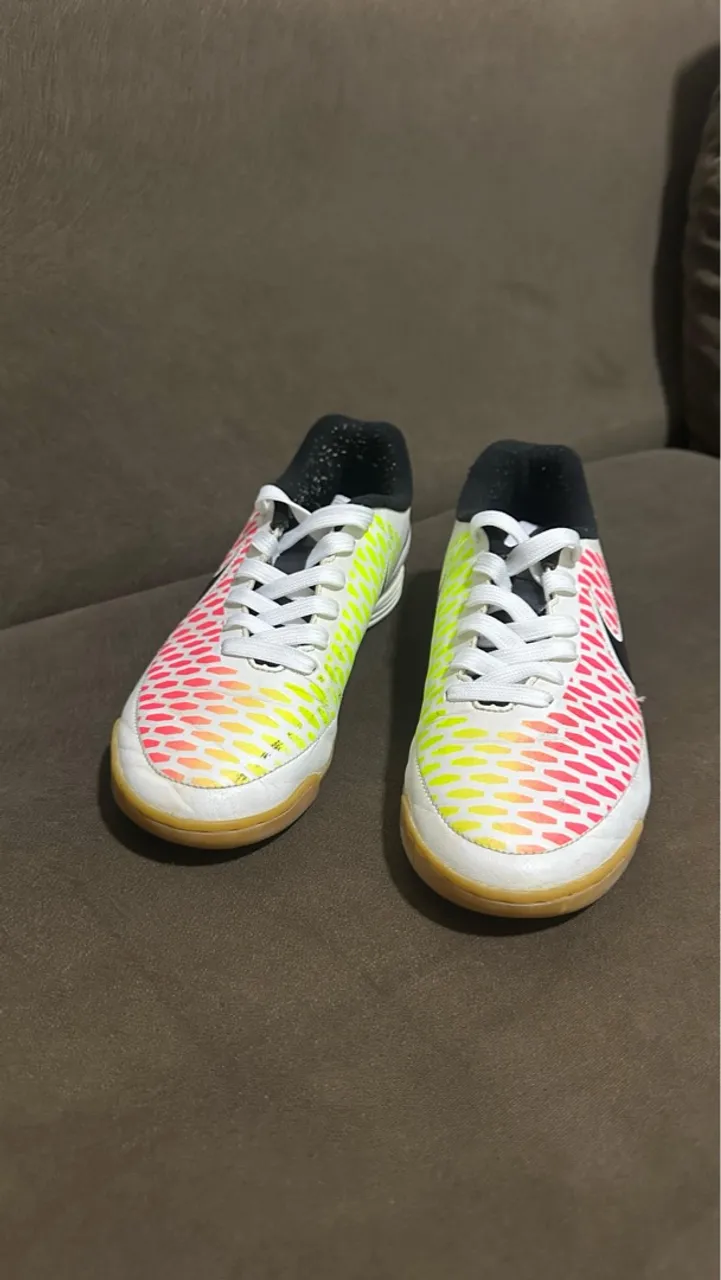 Chuteira futsal e sosiety