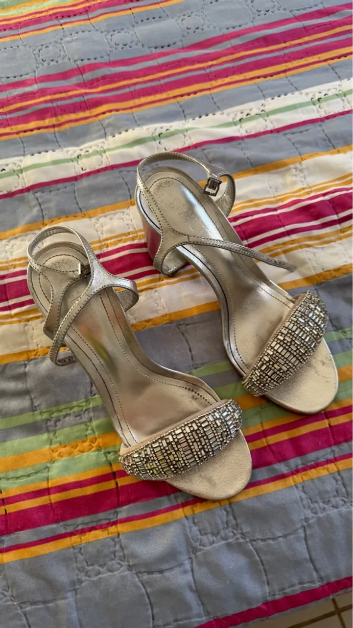 Sandálias Prateadas com Detalhes em Strass - Schutz