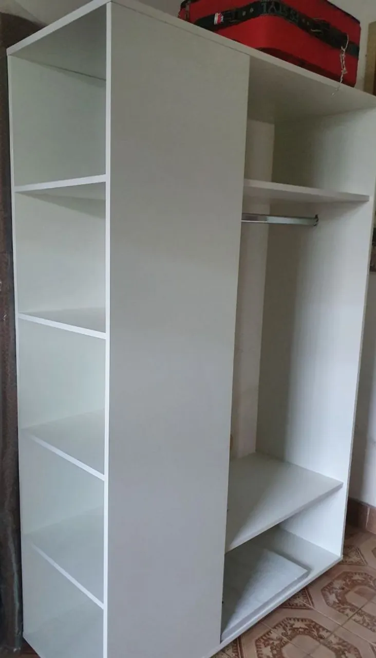 Armário Branco com Prateleiras e Espaço para Pendurar Roupas