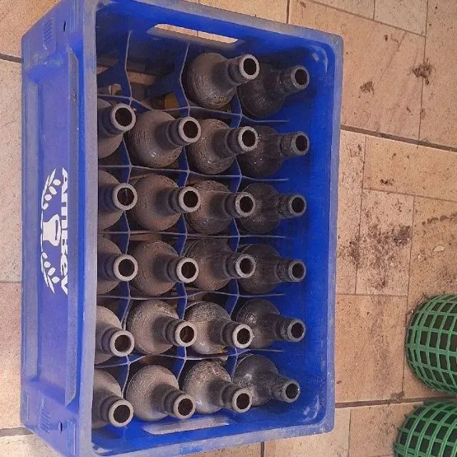 3 caixotes de cerv com garrafa vazia (1 heineken 2 itaipava) mais 1 caixote de skolzinha  - Foto 5