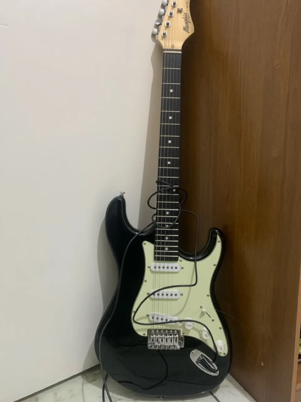 Guitarra Stratocaster Preta com amplificador