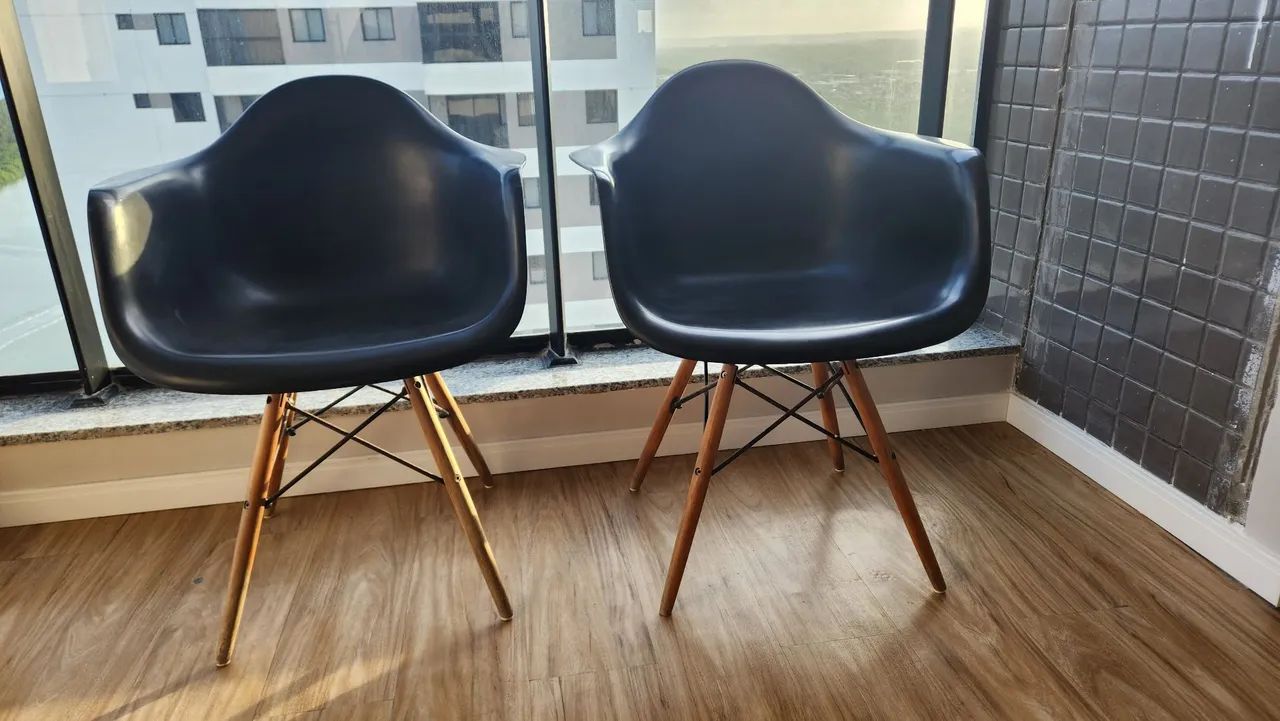 Duas lindas cadeiras Eames pretas - Foto 2