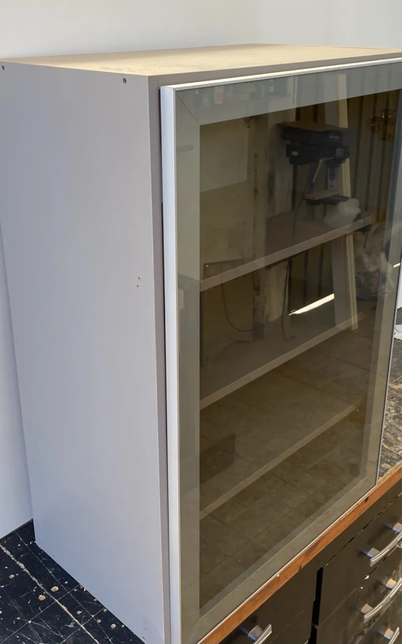Armário multiuso porta de vidro fumê