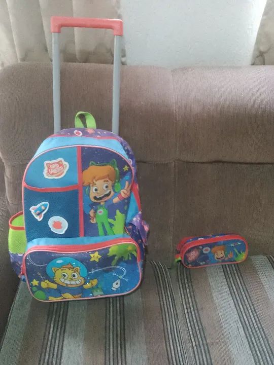 Mochila Infantil de Rodinhas acompanha um estojo duplo - Foto 2