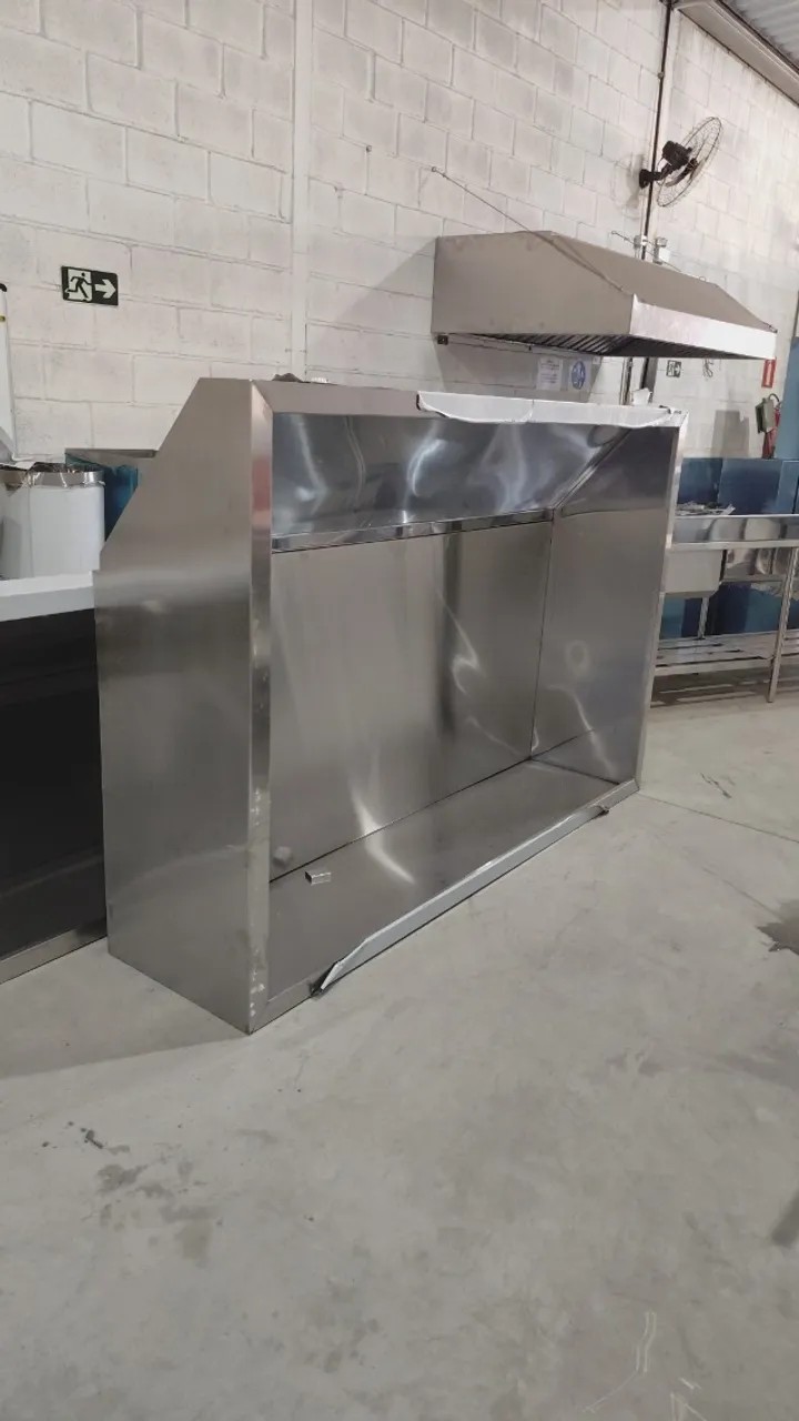 Coifa de Parede em Aço Inoxidável 300X140cm, Ideal para Restaurantes de Grande Porte