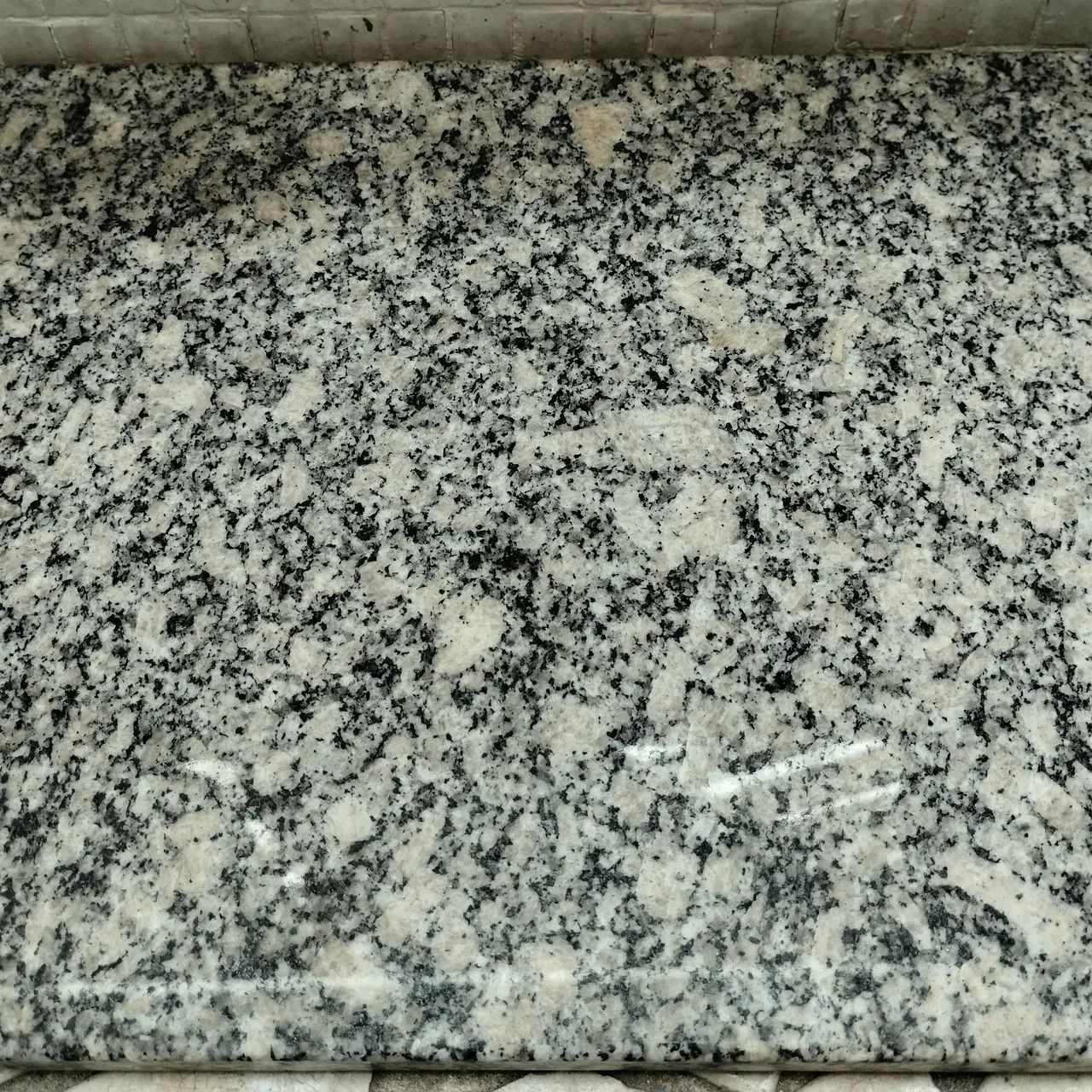 Pedra balcão de Granito Cinza Claro - Elegância e Durabilidade - Foto 3