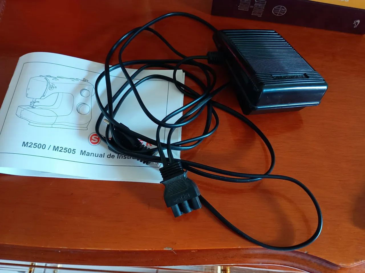 Máquina de costura com gabinete  - Foto 6