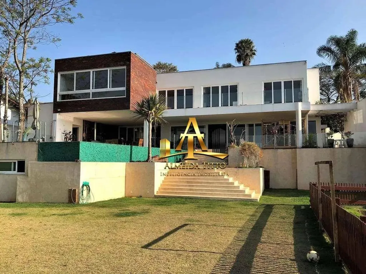 Casa Moderna com 4 Suítes Disponível para Locação no Condomínio Fazendinha Granja Viana