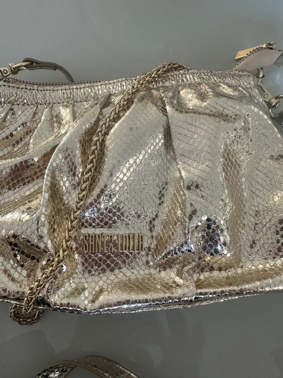 Bolsa Santa Lolla Dourada com Corrente