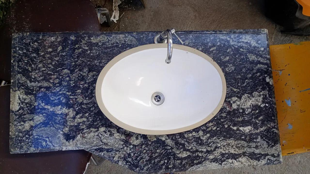 Cuba de porcelana com bancada de granito