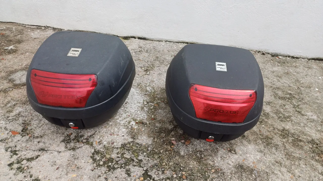 Baús para moto com lanterna traseira