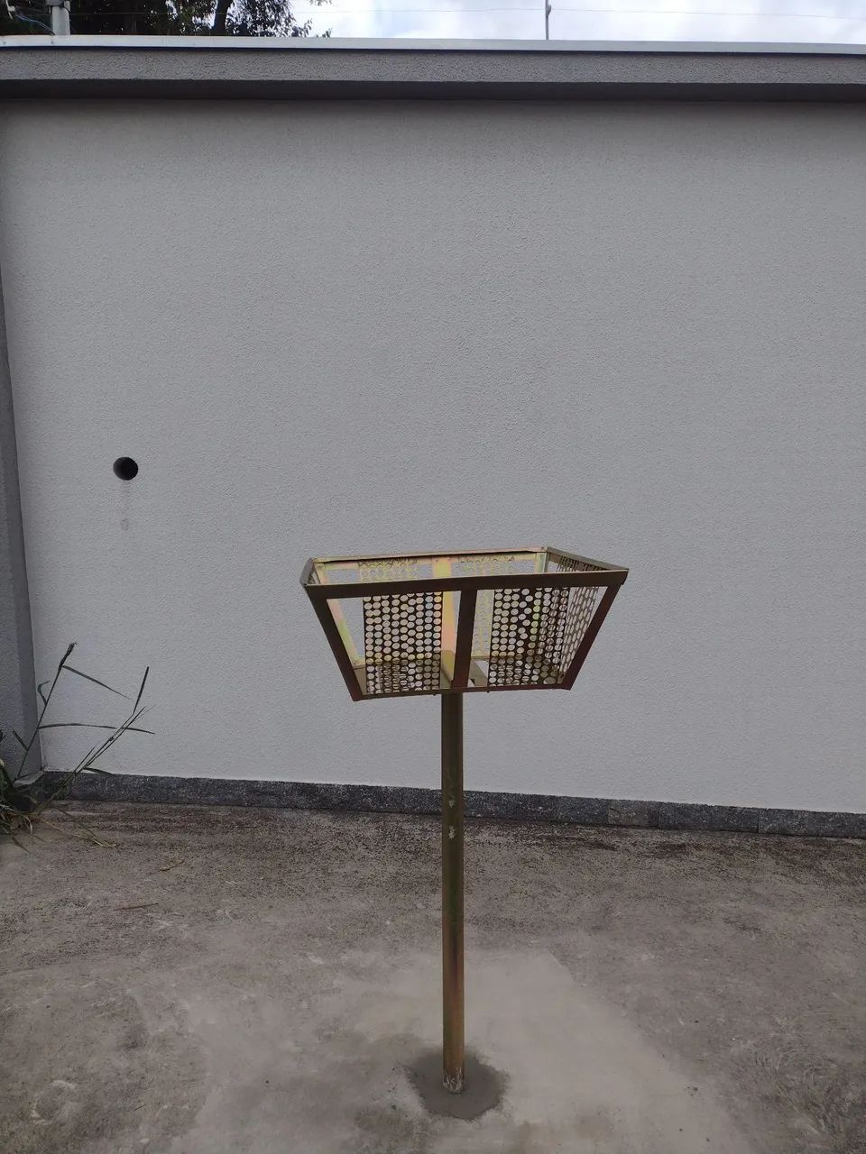 Lixeira de metal para área externa