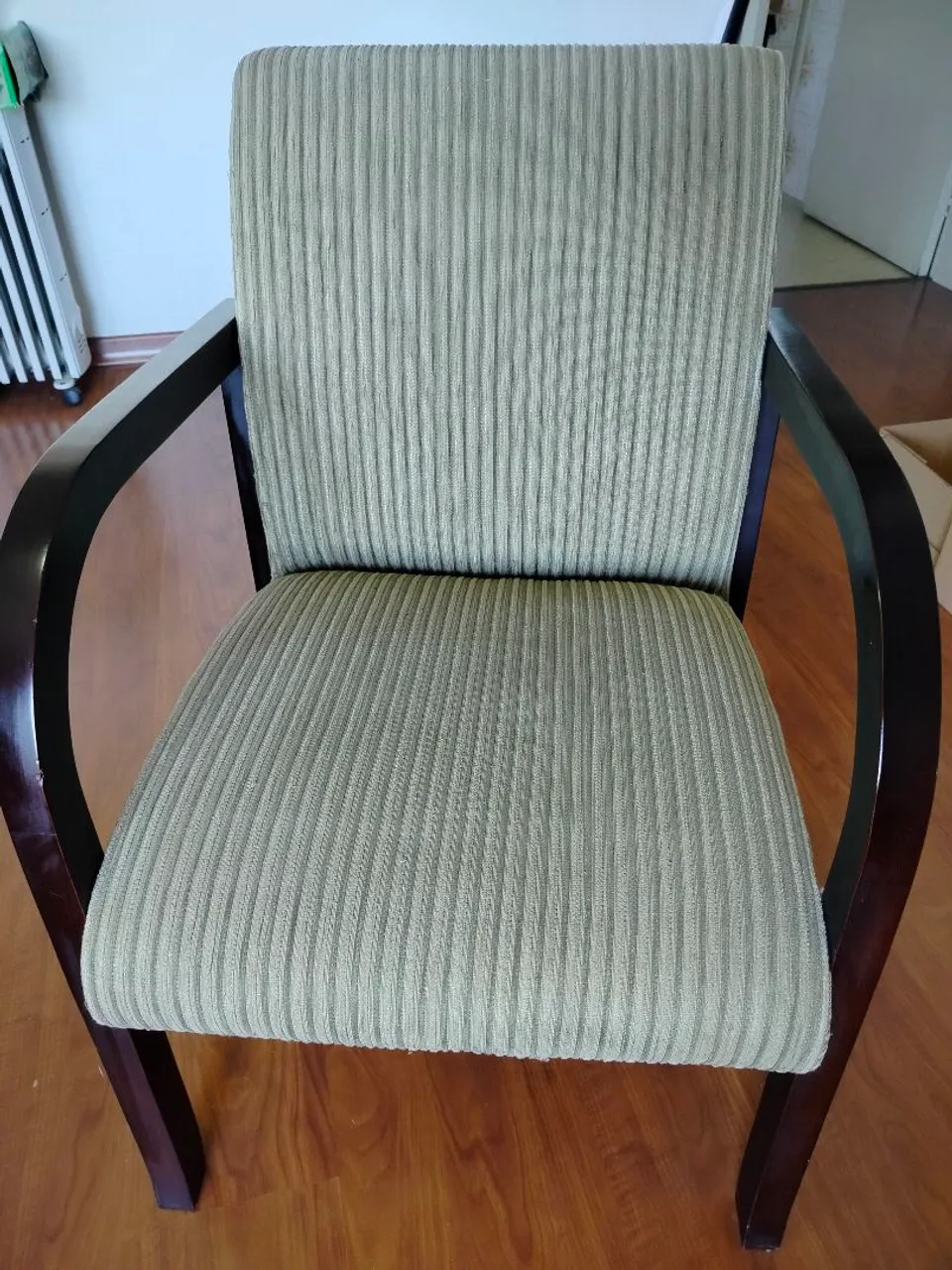Poltrona para sala em veludo e madeira