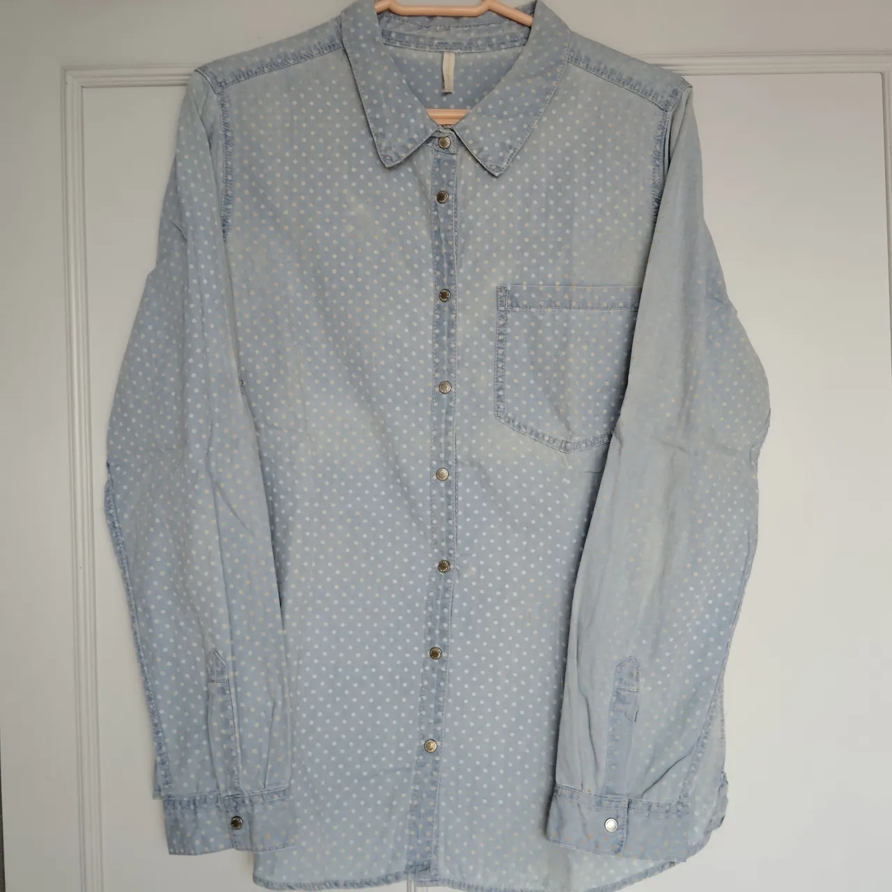 Camisa Jeans Azul com Bolinhas