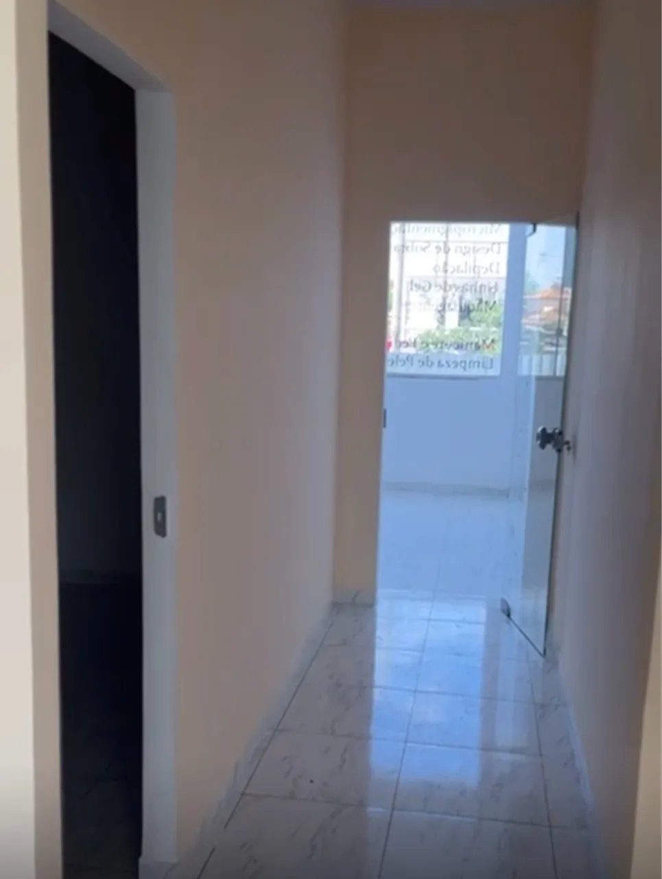 ALUGA-SE SALAS COMERCIAIS PRIMEIRO PISO