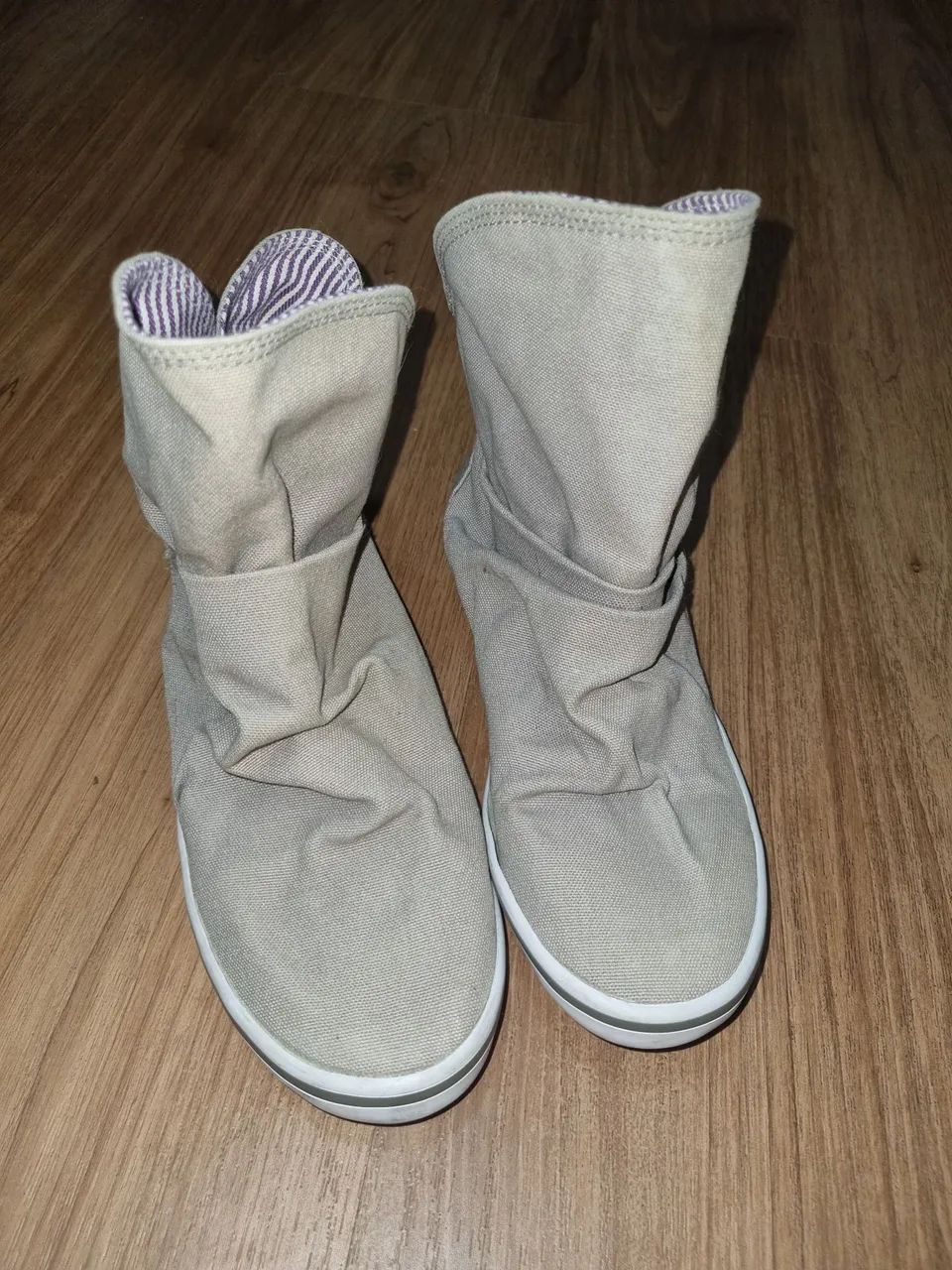 Bota cinza da adidas