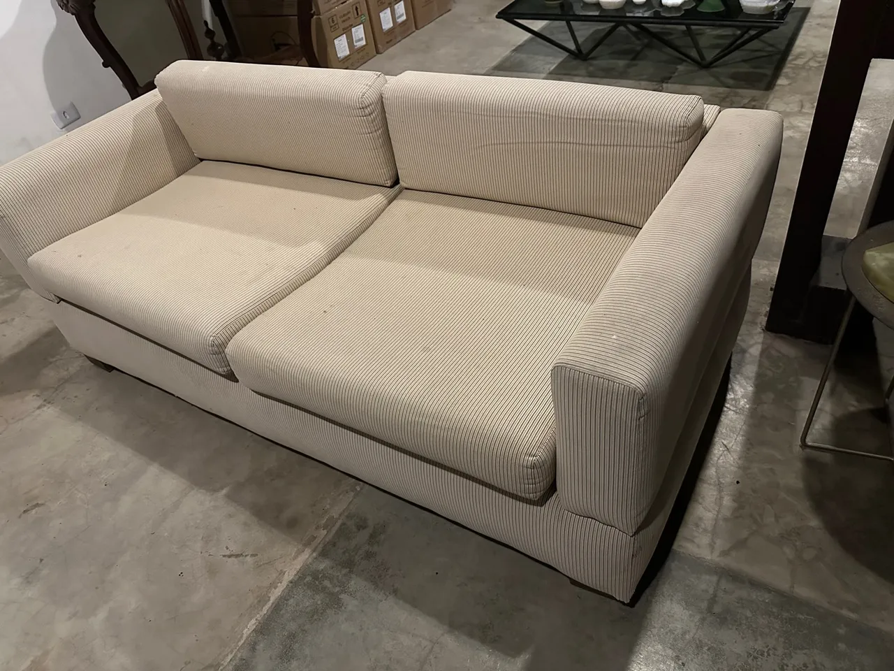 Sofá 2 lugares com design clássico