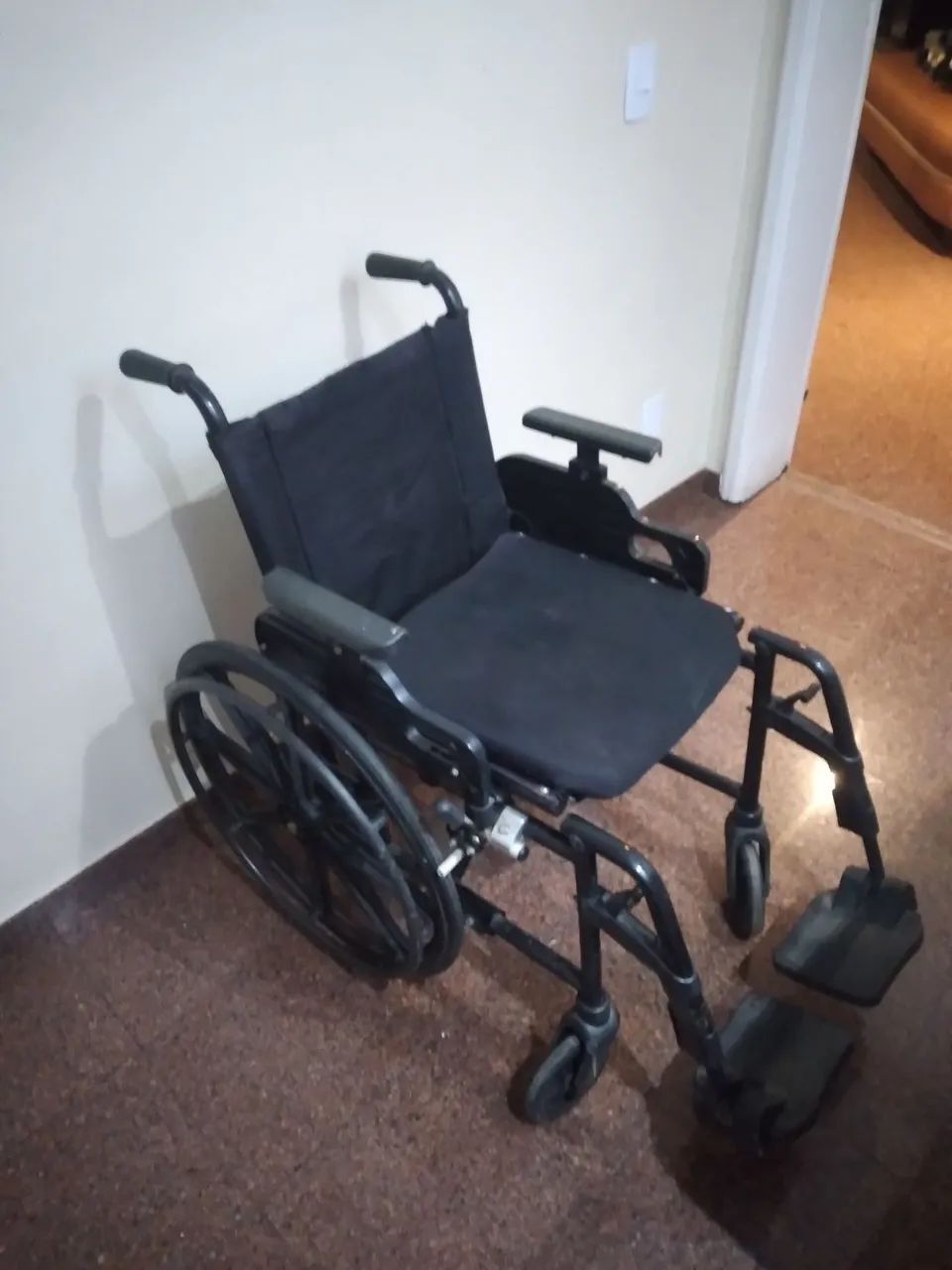 Cadeira de Rodas Confortável e Resistente - Foto 2