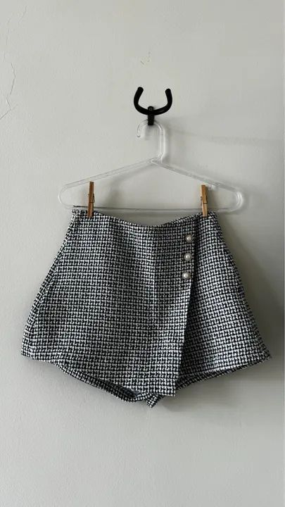 Short Saia xadrez preto e branco com botões perolados