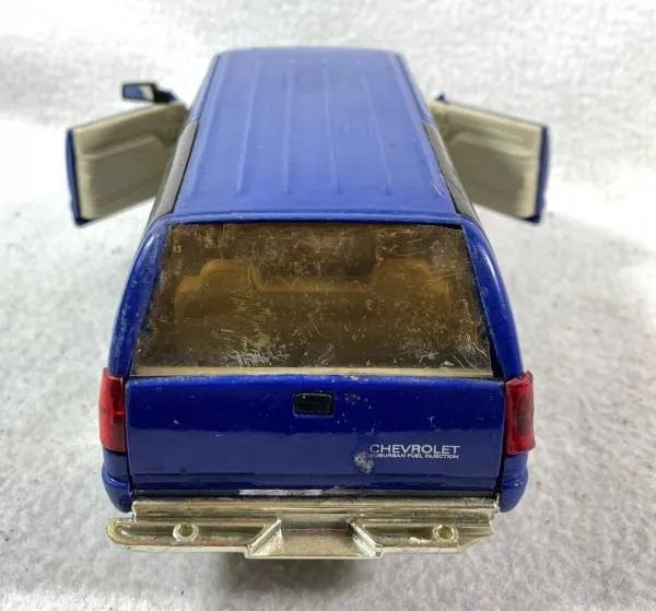 Miniatura Chevrolet Suburban 1993 Sunnyside 1/24 - Hobbies e