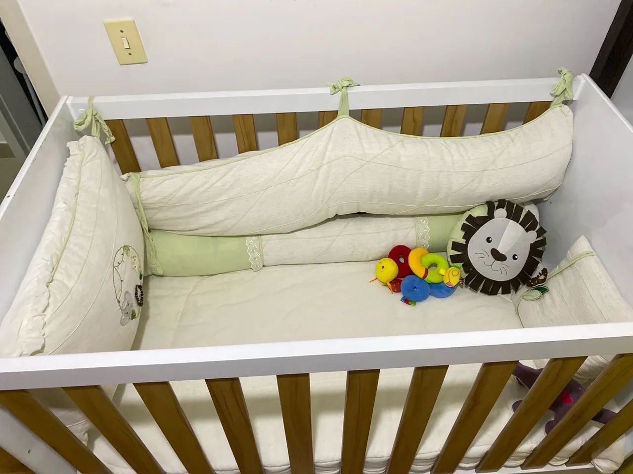 Berço bege / branco unissex. Acompanha mosquiteiro e colchão. - Foto 3