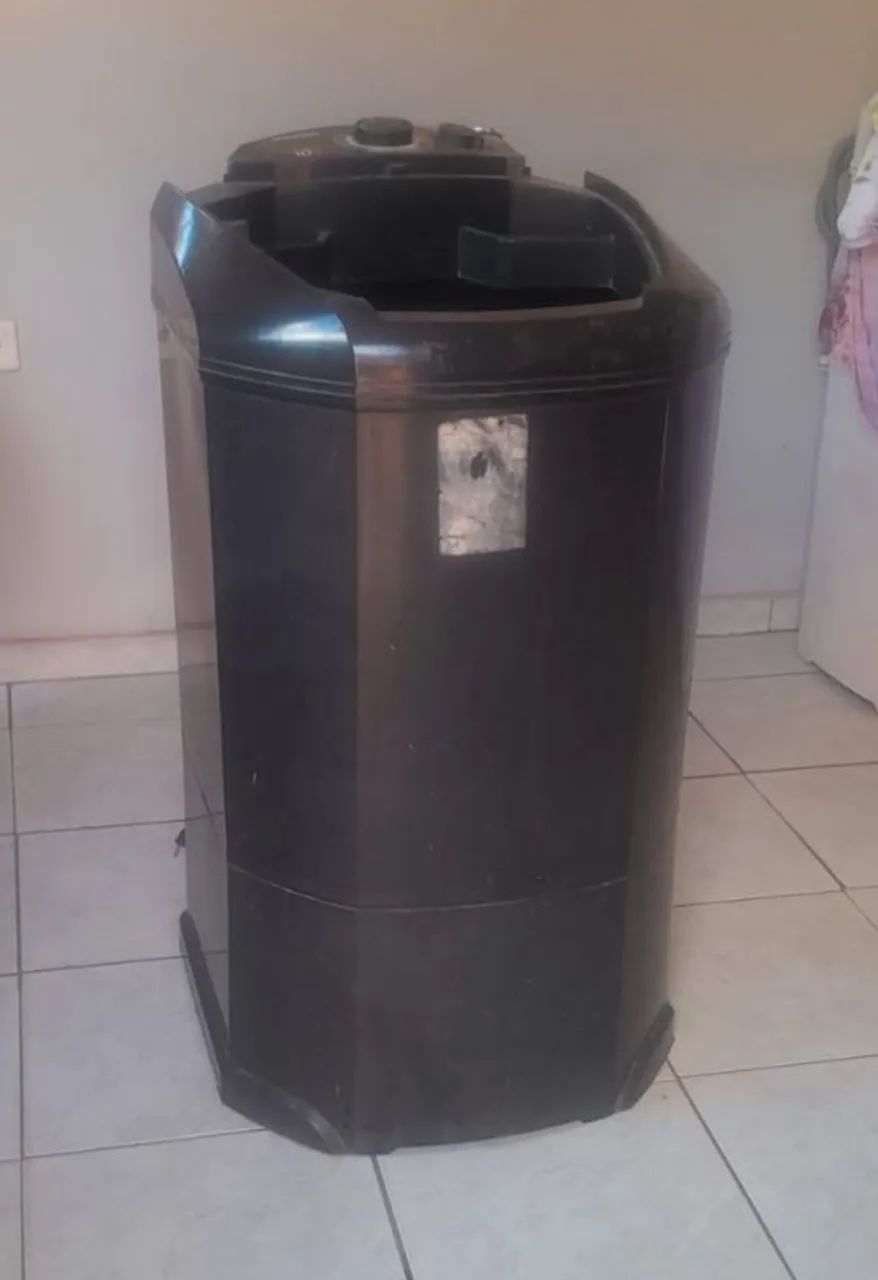 Tanquinho, 10 kg funciona perfeitamente, só não tem A. Tampa