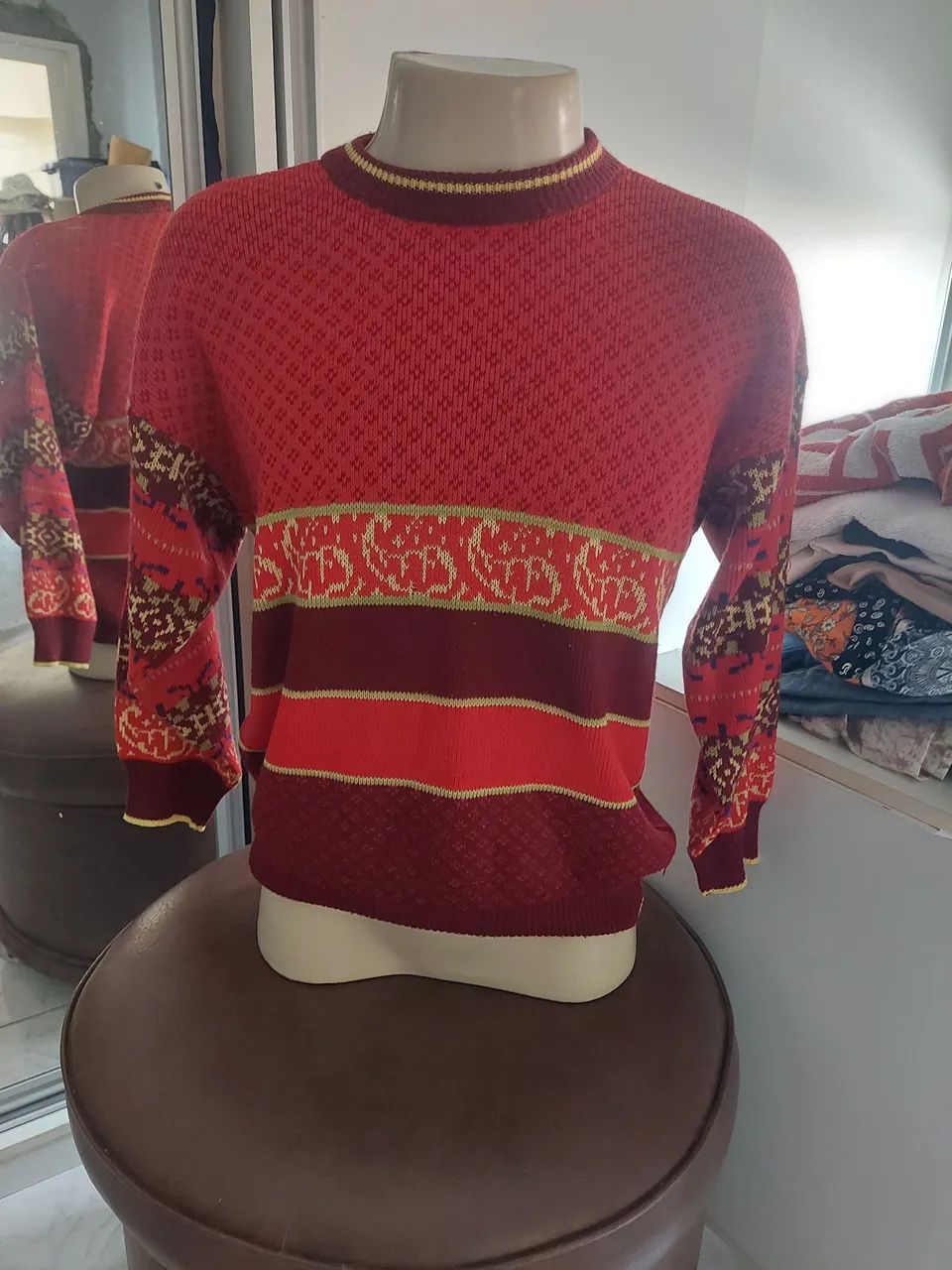 Suéter Vermelho Vintage com Detalhes