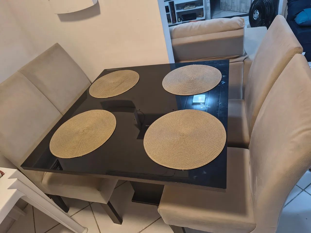Mesa de jantar preta com tampo de vidro